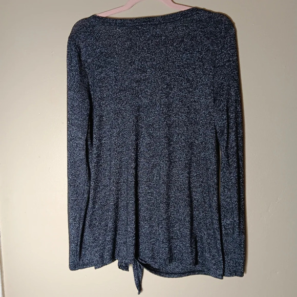 Express brand. Grey longsleeve shirt with a tied knot on the side. Size Meduim - Picture 4 of 4